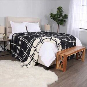 NWT Life Comfort Reversible Sherpa Fleece Blanket Size 94”L x 108”W